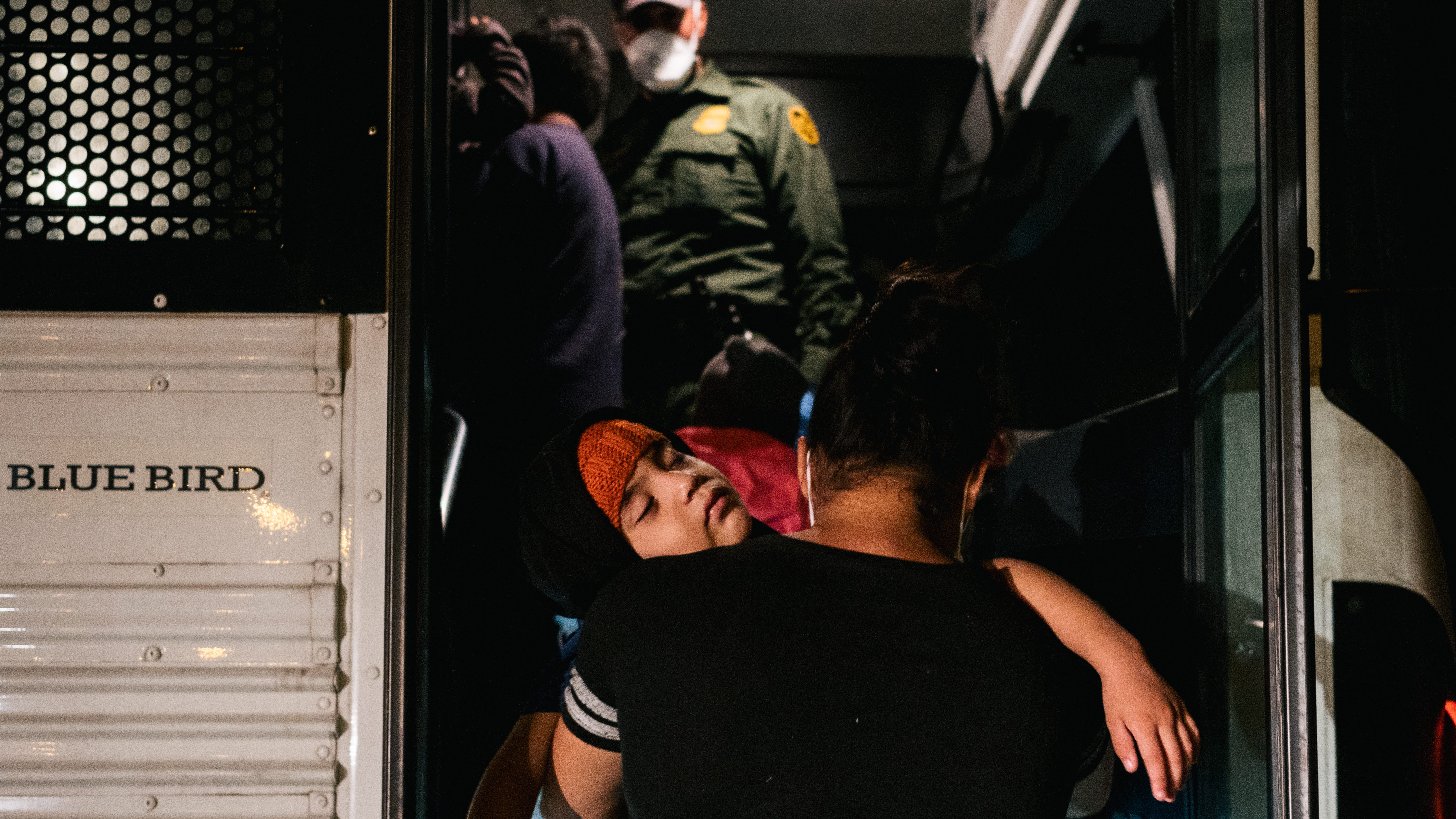 Texas comienza a enviar inmigrantes indocumentados en autobús directamente a Nueva York