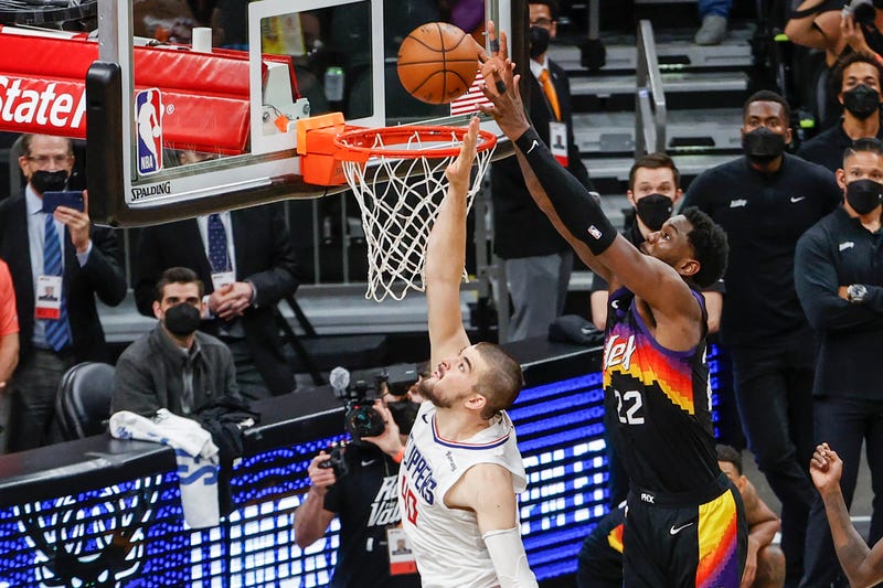 Suns star DeAndre Ayton makes a game-winning alley-oop.