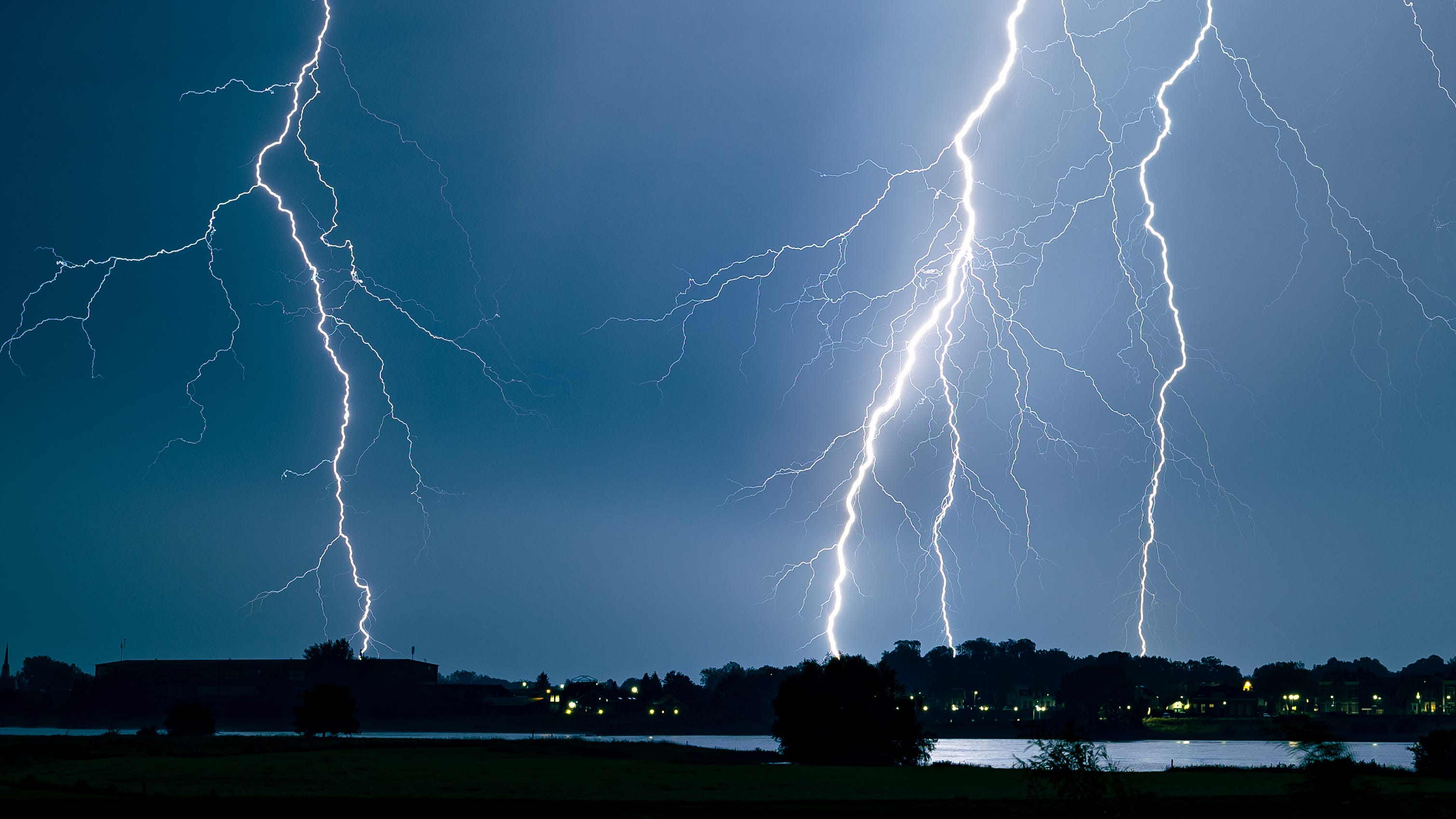 Woman and 2 dogs struck, killed by lightning in Pico Rivera