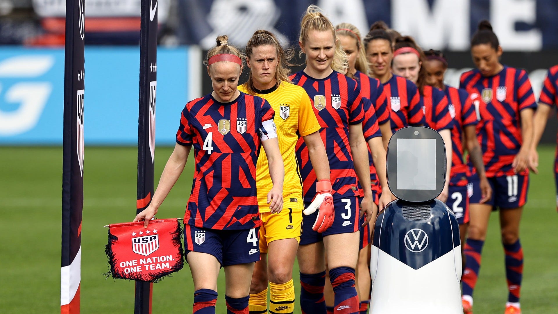 No, U.S. Women's Soccer Team didn't turn backs to WWII vet playing anthem