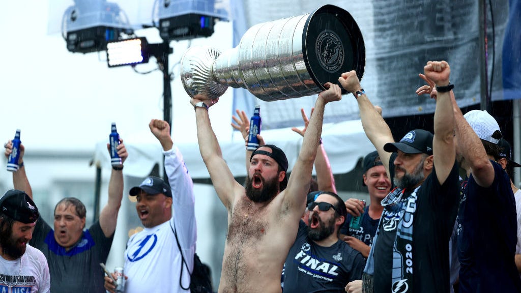 Stanley Cup dented during Lightning's boat parade