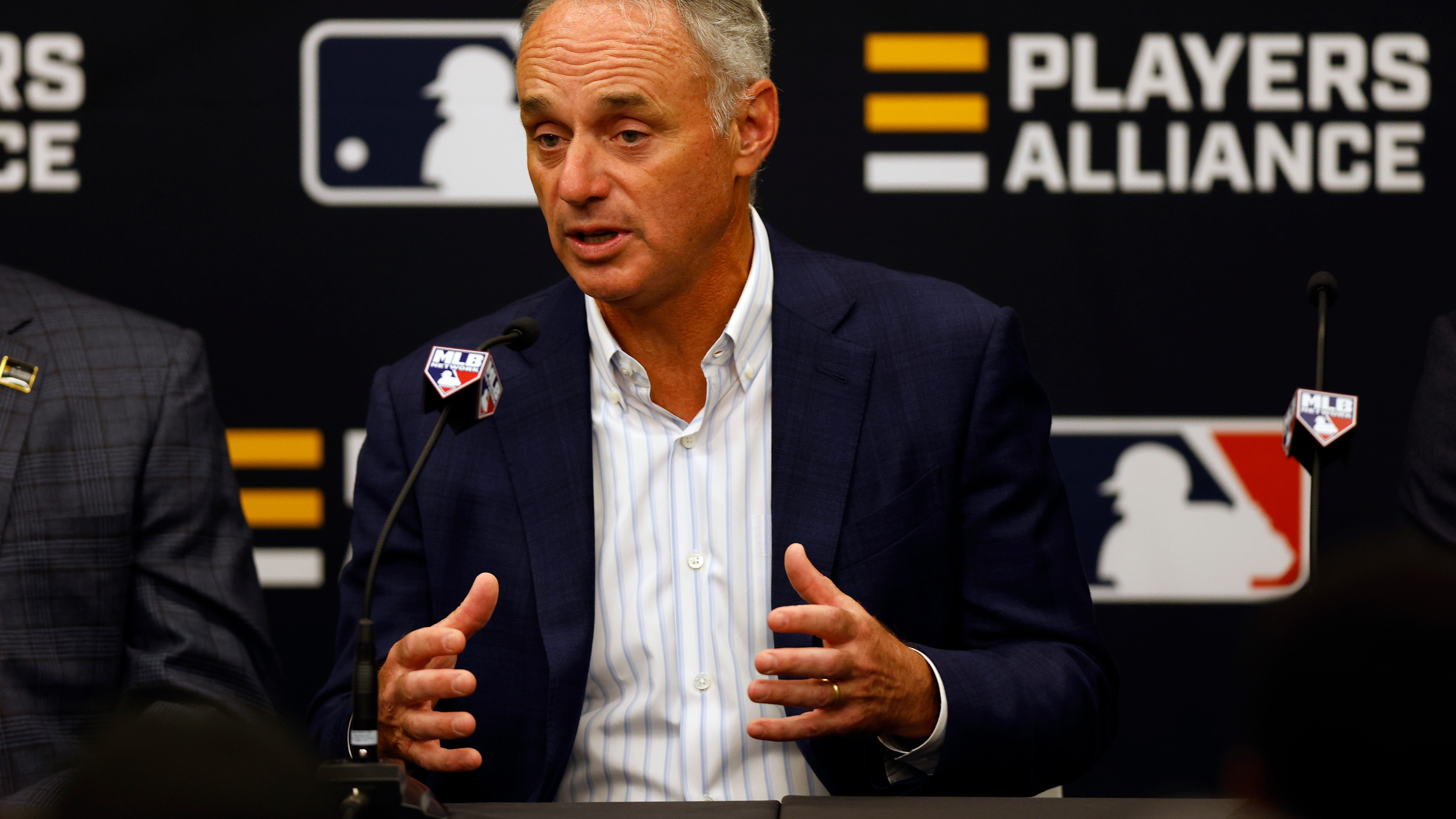 MLB Twitter rips Rob Manfred for practicing golf swing during lockout negotiations