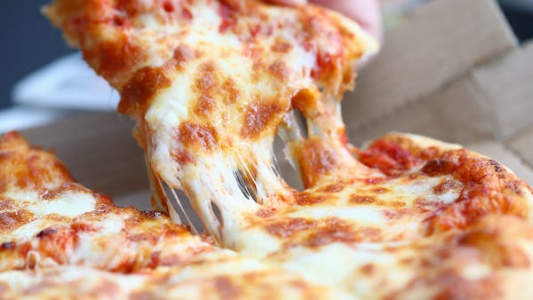 Everyone is losing their minds over this completely AI-generated pizza commercial