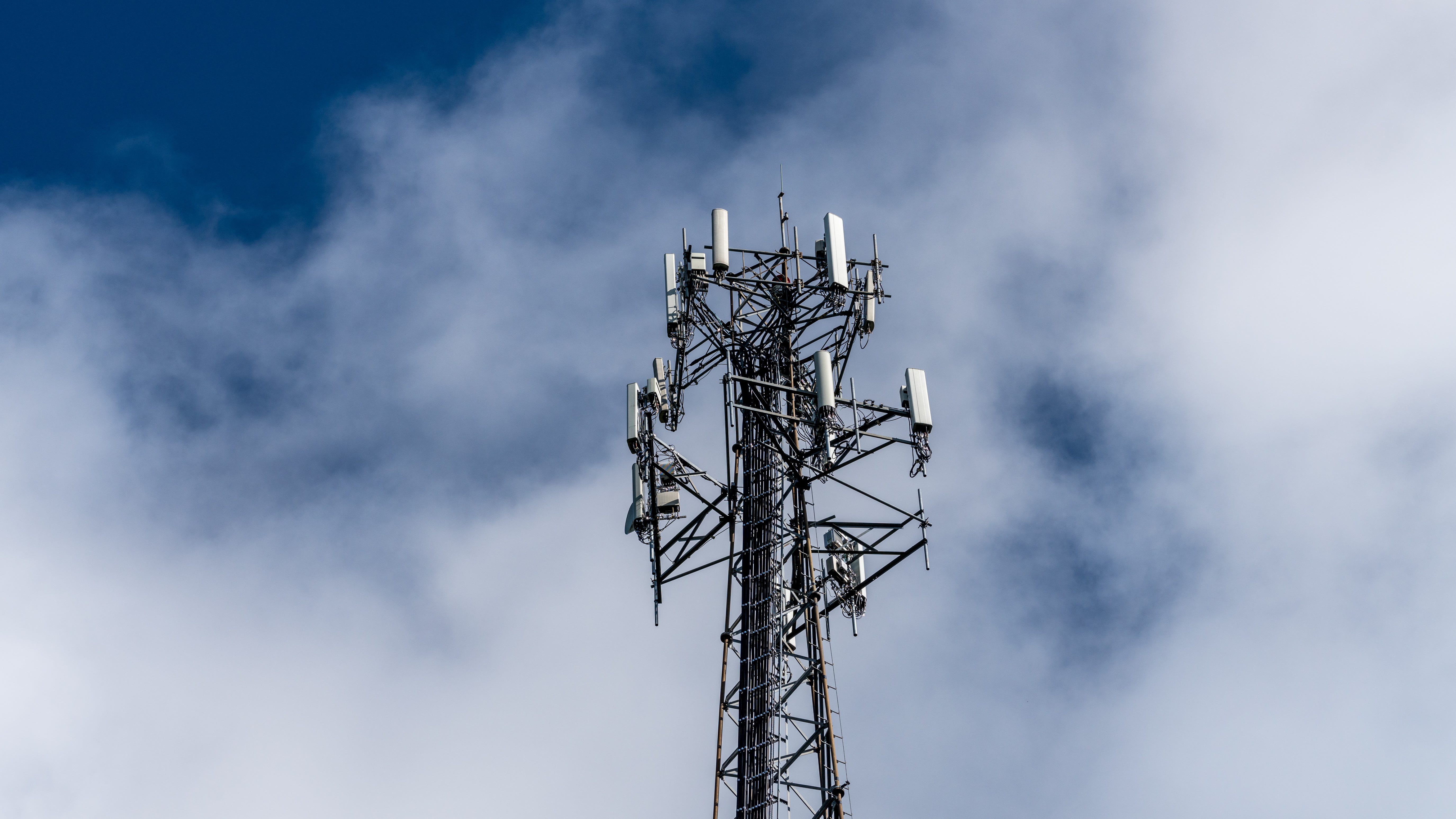 AT&T, Verizon and T-Mobile customers report outages Thursday morning