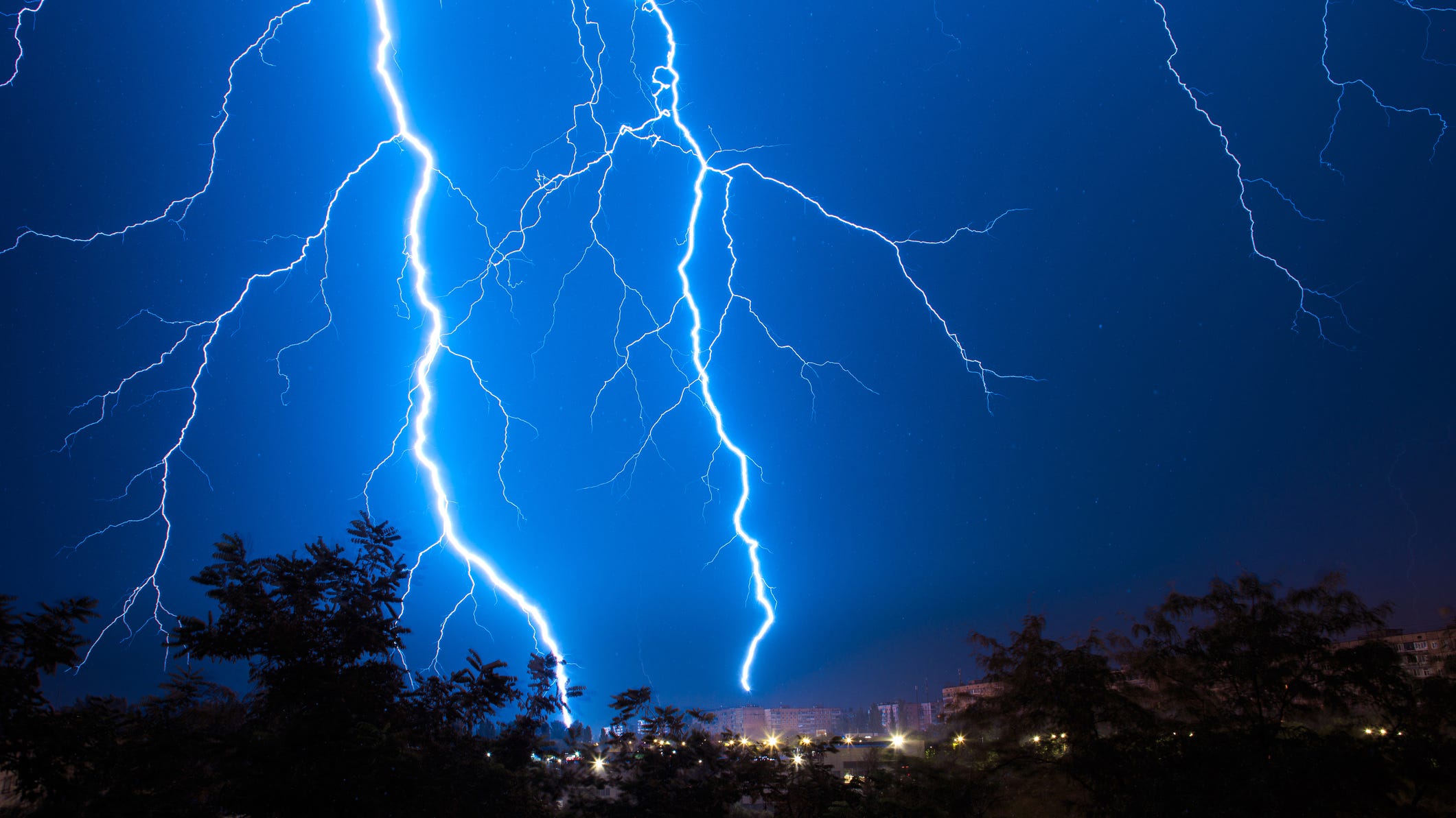 Chance of lightning threatens Bay Area amid scattered rain