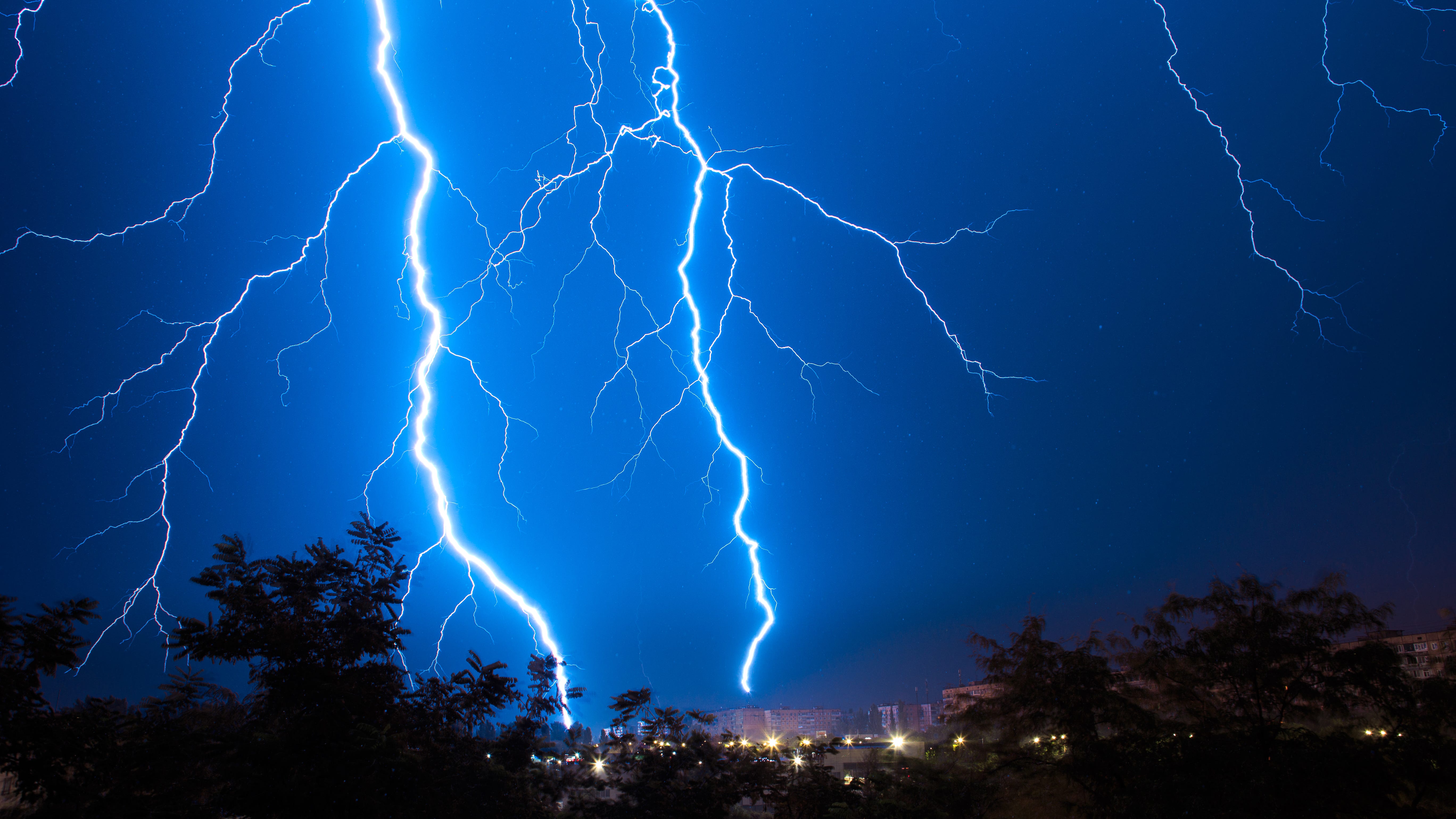 Lightning strike kills woman waiting to pick up child from school