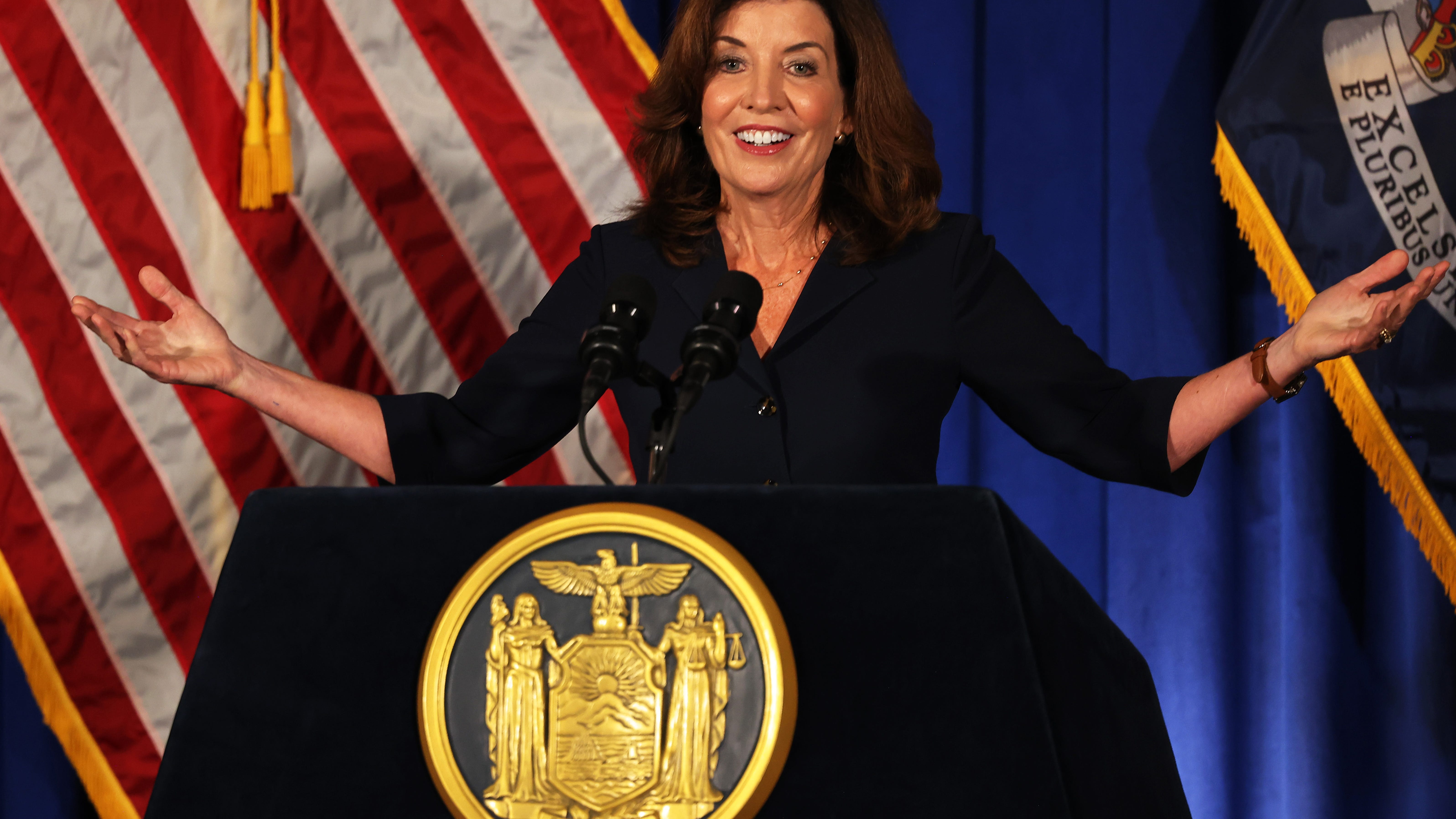Hochul propone el regreso de las bebidas para llevar y un servicio ferroviario que conecte Brooklyn y Queens en su discurso sobre el estado de NY