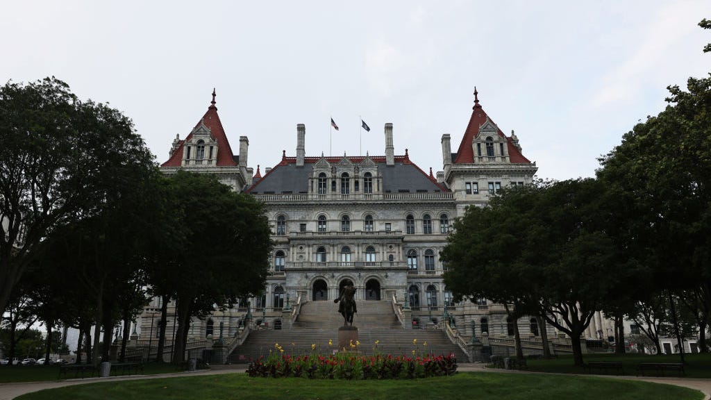 Cuomo announces clemency to 6, less than 5 hours before he leaves office