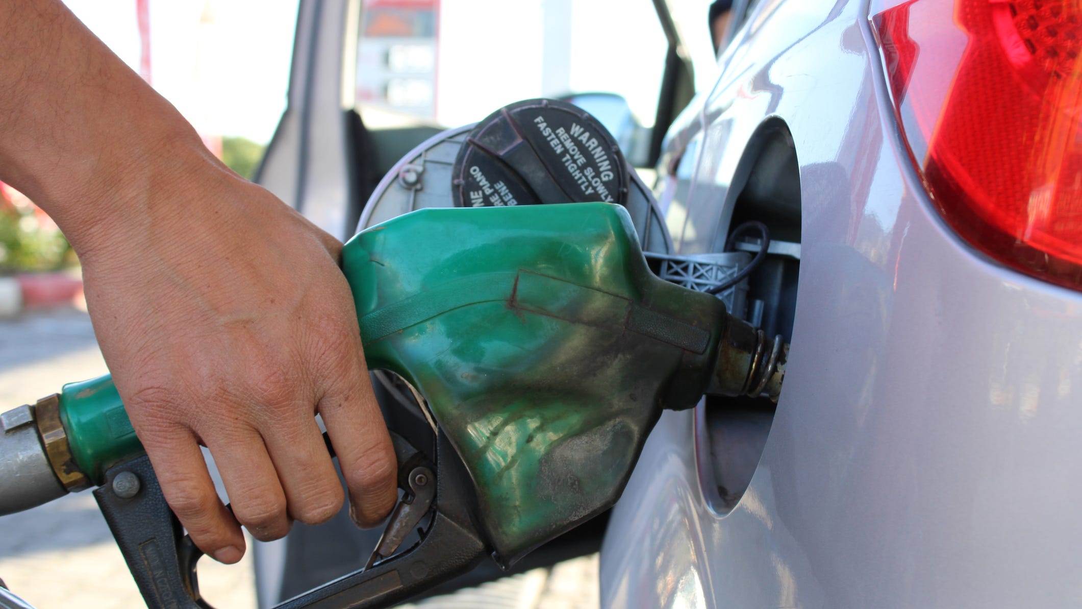 Average US gas price finally drops 4 cents