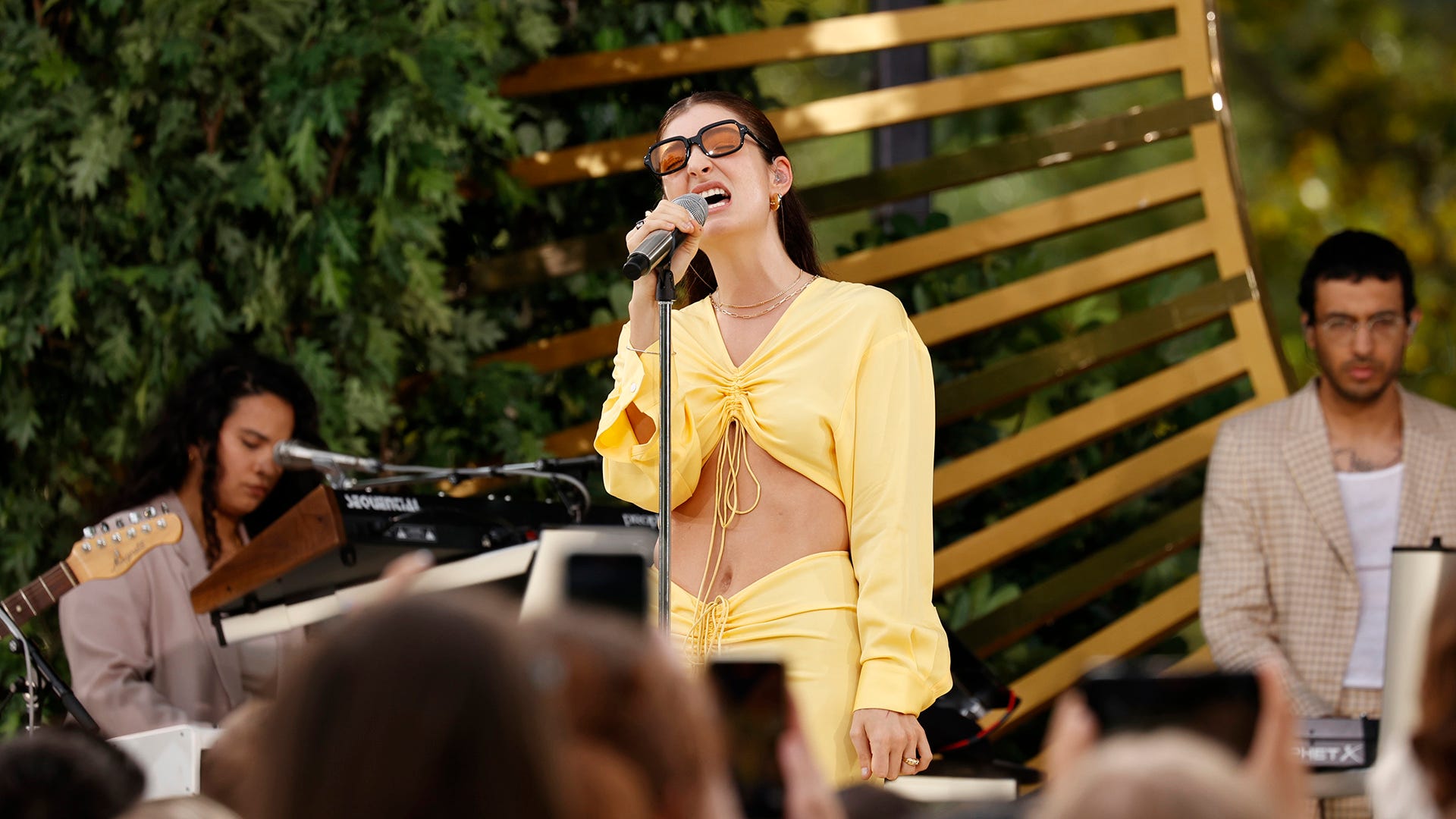 Lorde writes 'little notes' to herself to calm her 'really bad stage fright'