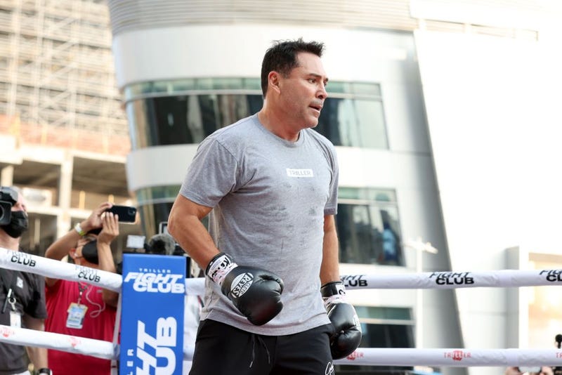  Oscar De La Hoya attends an open to the public media workout hosted by boxing legend "The Golden Boy" Oscar De La Hoya at XBOX Plaza on August 24, 2021 in Los Angeles, California