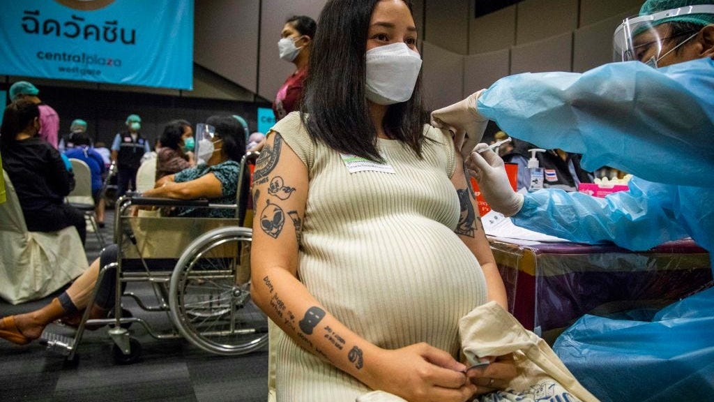 Experts urge pregnant women, new mothers to get vaccinated against COVID-19