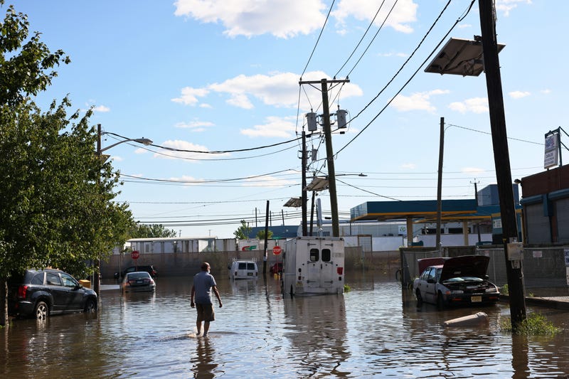 NEWARK, NUEVA JERSEY - 02 DE SEPTIEMBRE: Un hombre camina por una calle Van Buren inundada el 02 de septiembre de 2021 en Newark, Nueva Jersey.