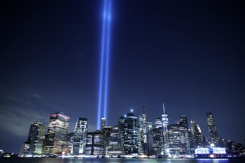 El tributo a la luz brilla en el cielo desde el Bajo Manhattan durante una prueba el 7 de septiembre de 2021