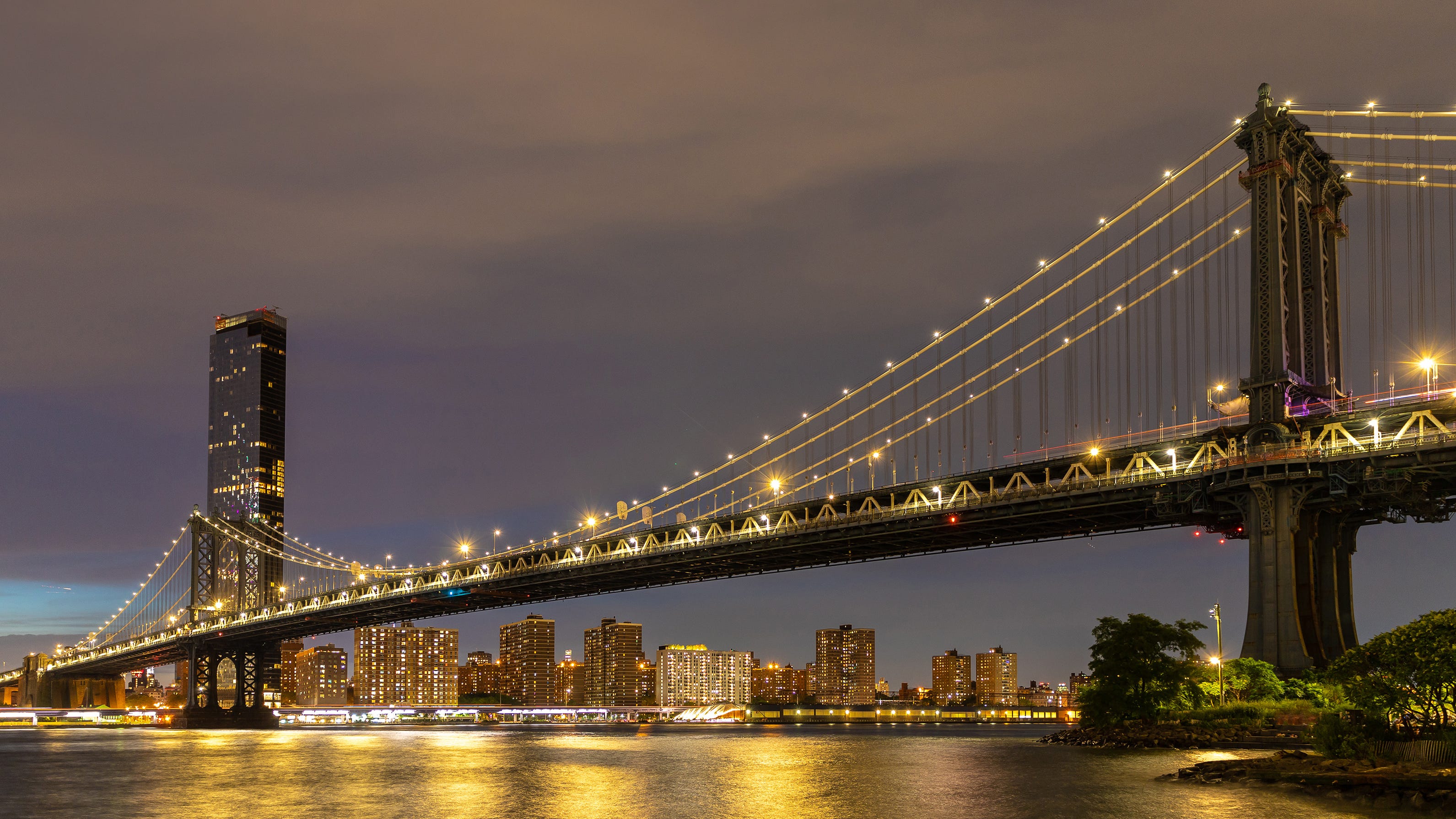 Man falls to his death while fleeing Manhattan Bridge crash