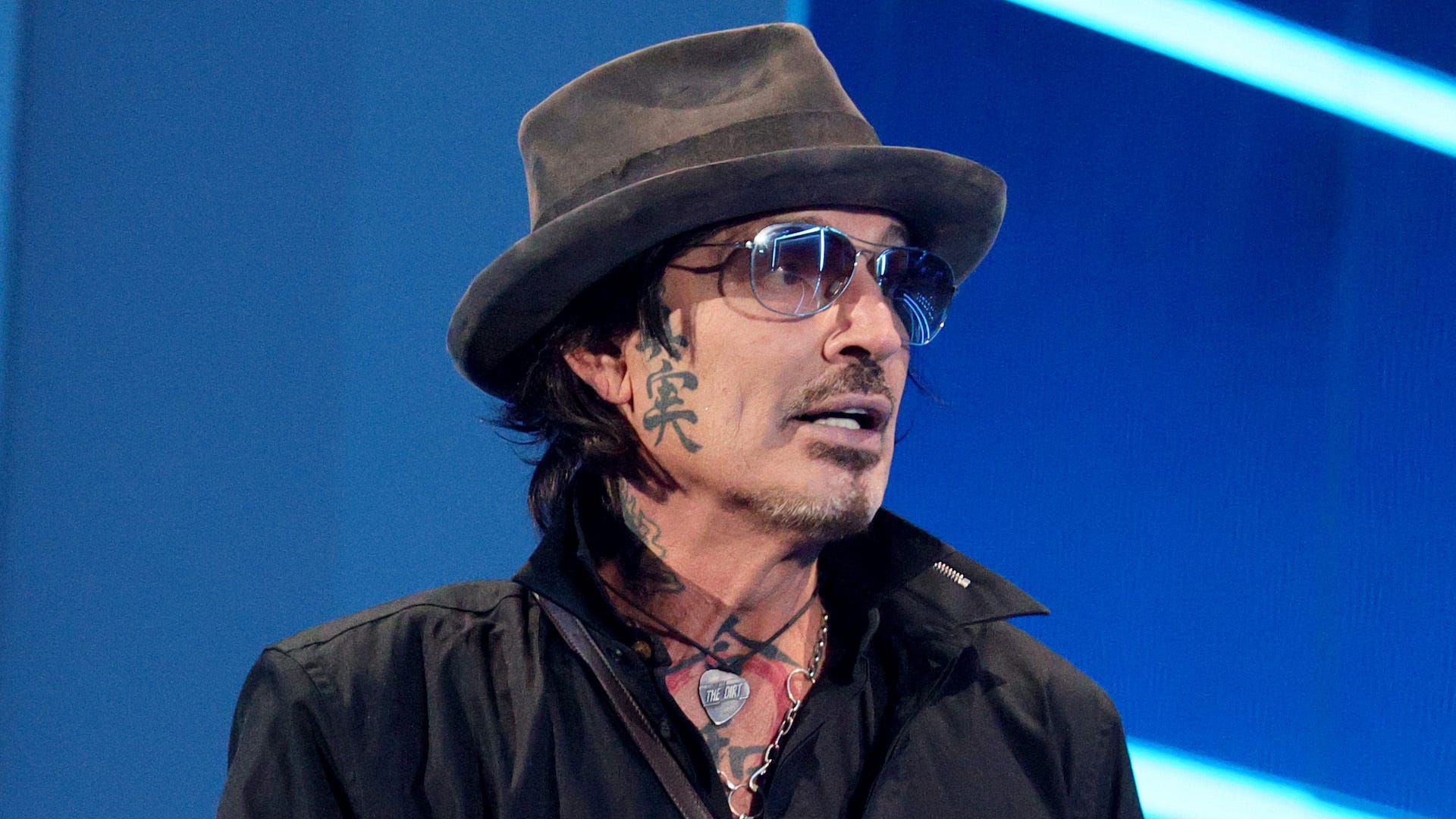 Mötley Crüe Drummer Tommy Lee replaced during opening set because of 4 broken ribs