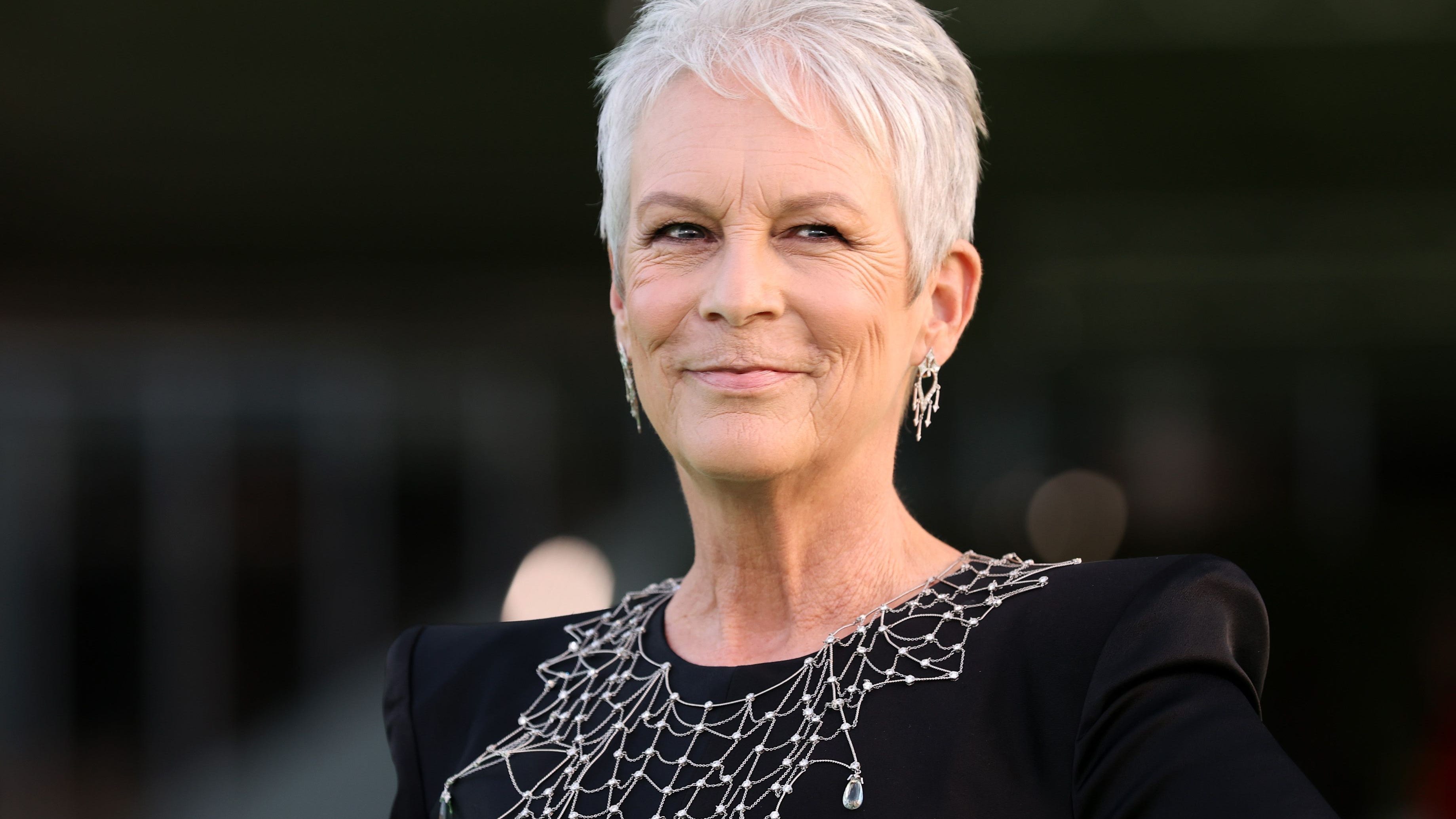 Jamie Lee Curtis is back as Laurie Strode and shares first photo on set of ‘Halloween Ends’