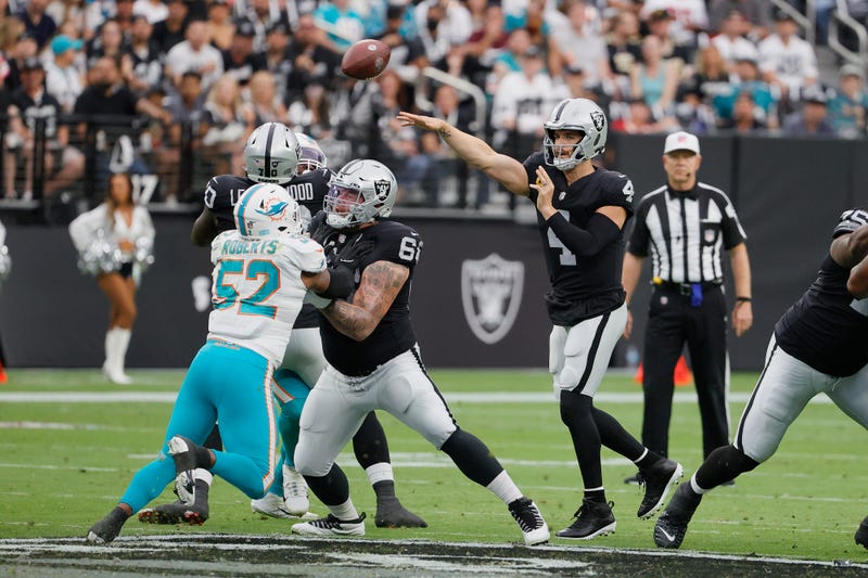 Las Vegas raiders' QB Derek Carr throws a pass against the Miami Dolphins on September 26th, 2021
