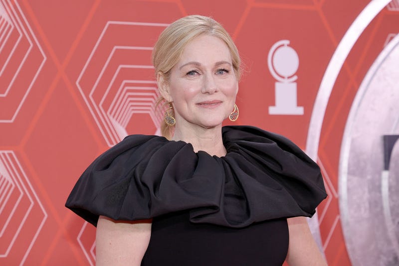  Laura Linney