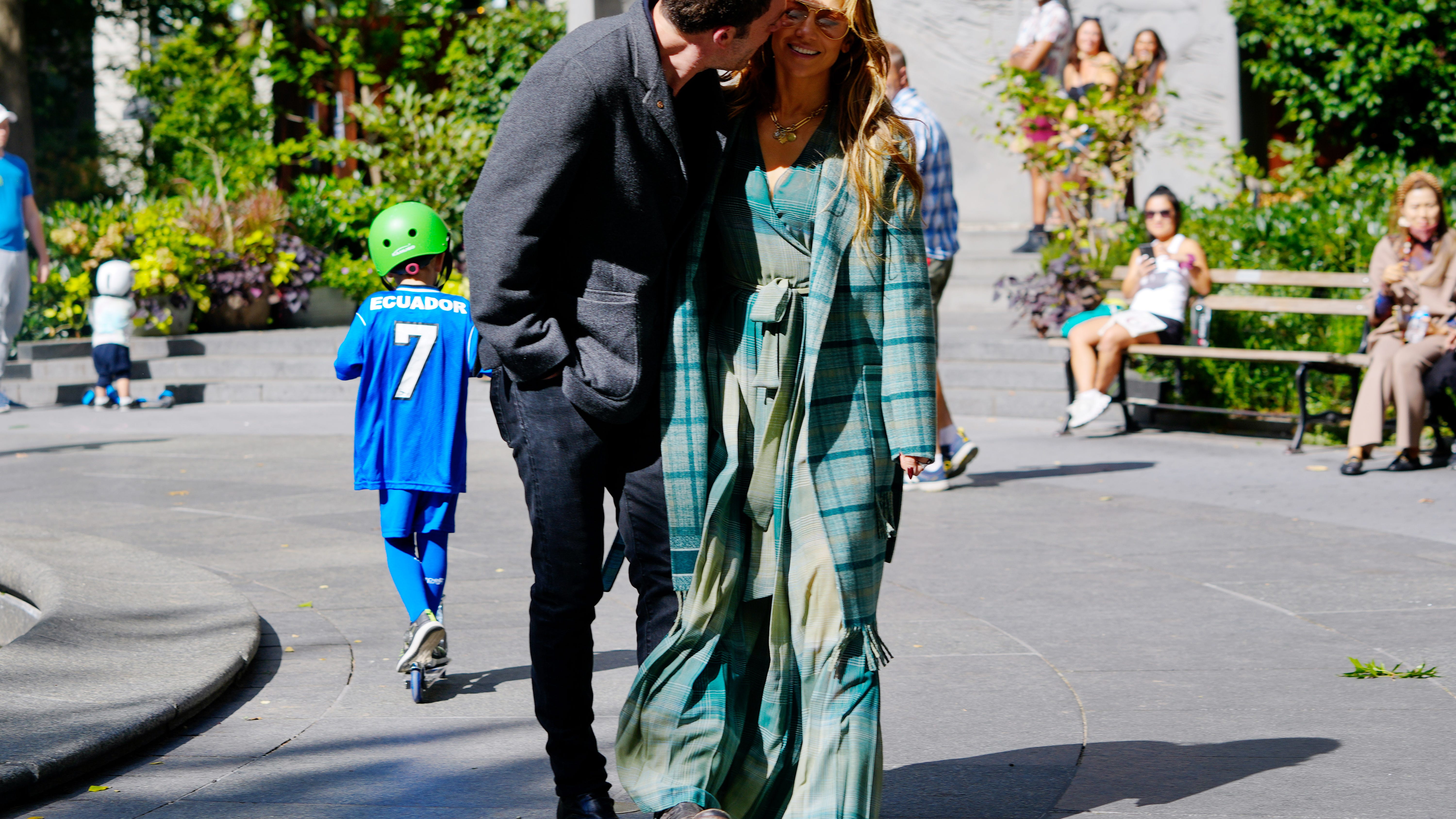 VIDEO & PICS: Ben Affleck, Jennifer Lopez pack on PDA during Madison Sq. Park walk