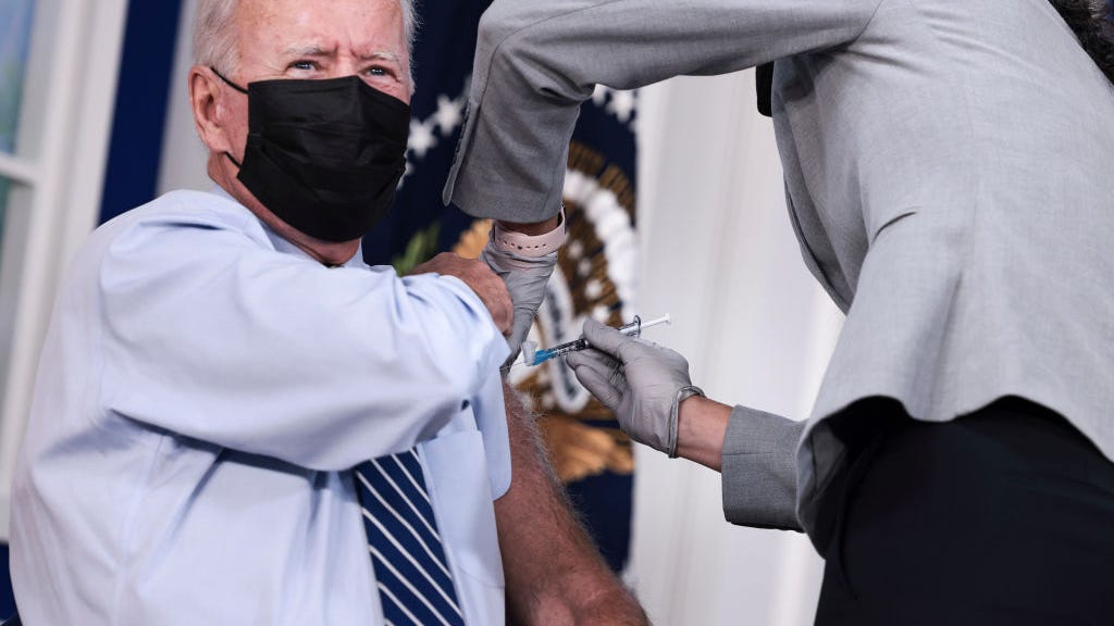 VIDEO: El presidente Biden recibe su refuerzo de la vacuna COVID-19