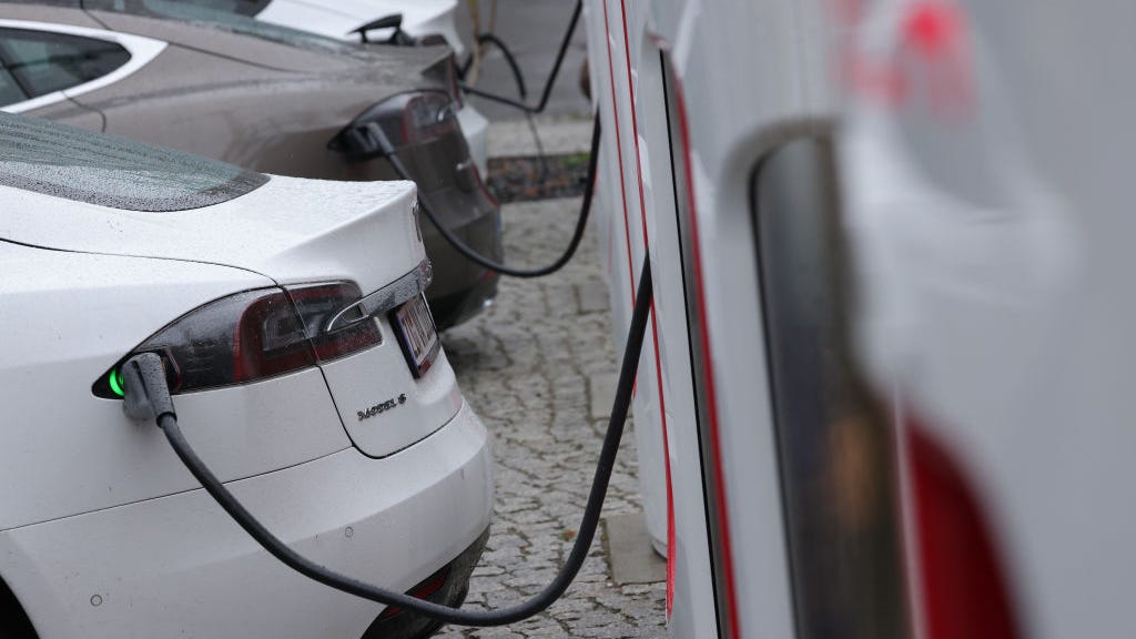 Newsom asks Californians to avoid charging EVs amid heat wave