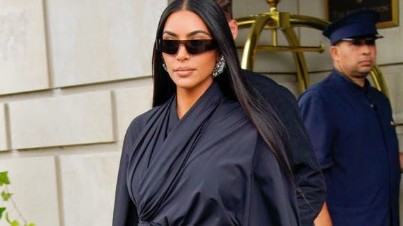 Kim Kardashian arrives in NYC to host 'SNL,' has dinner with cast