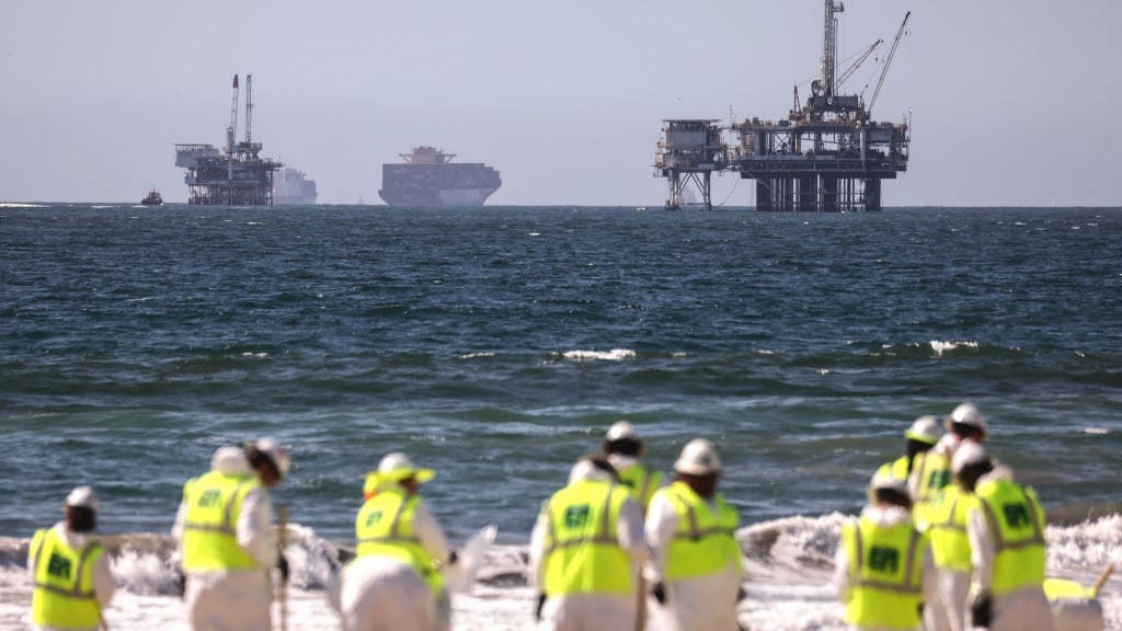 Storm 'repeatedly' pushed ship over ruptured O.C. pipeline, data shows