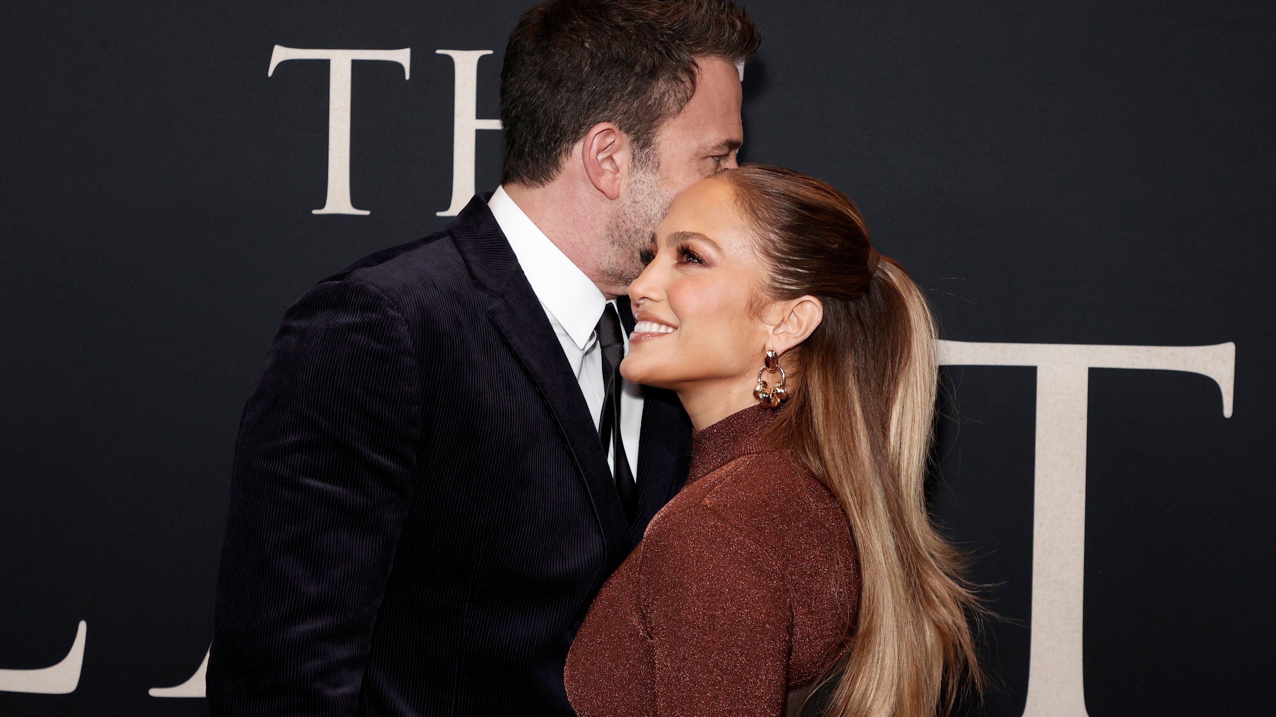 Jennifer Lopez just gave us manicure goals with this Ben Affleck nail tribute