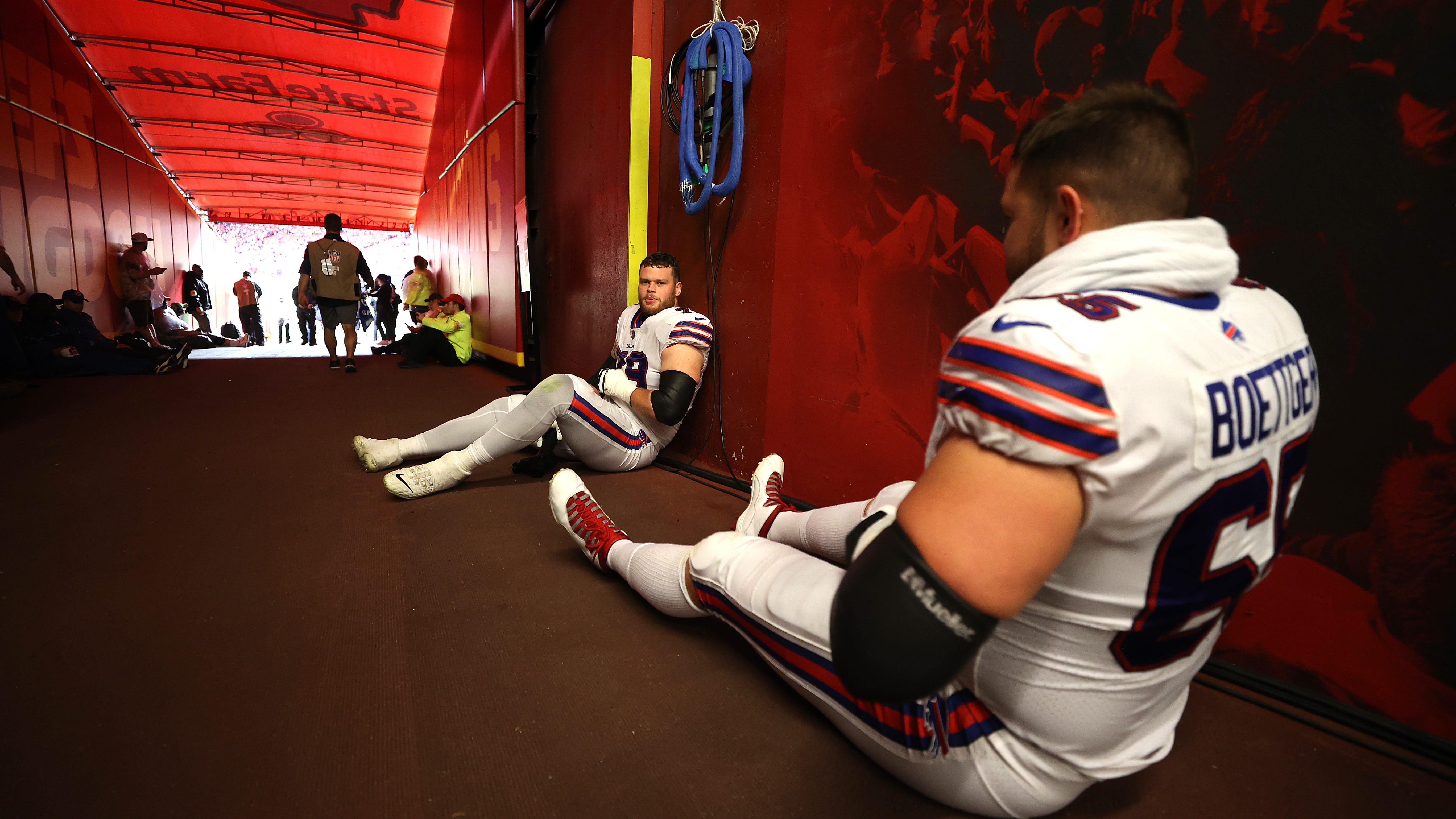 Weather delay during SNF leads to riveting debate over PB&J sandwiches