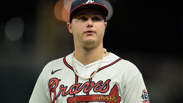 Joc Pederson left a pearl necklace at Chipper Jones' house