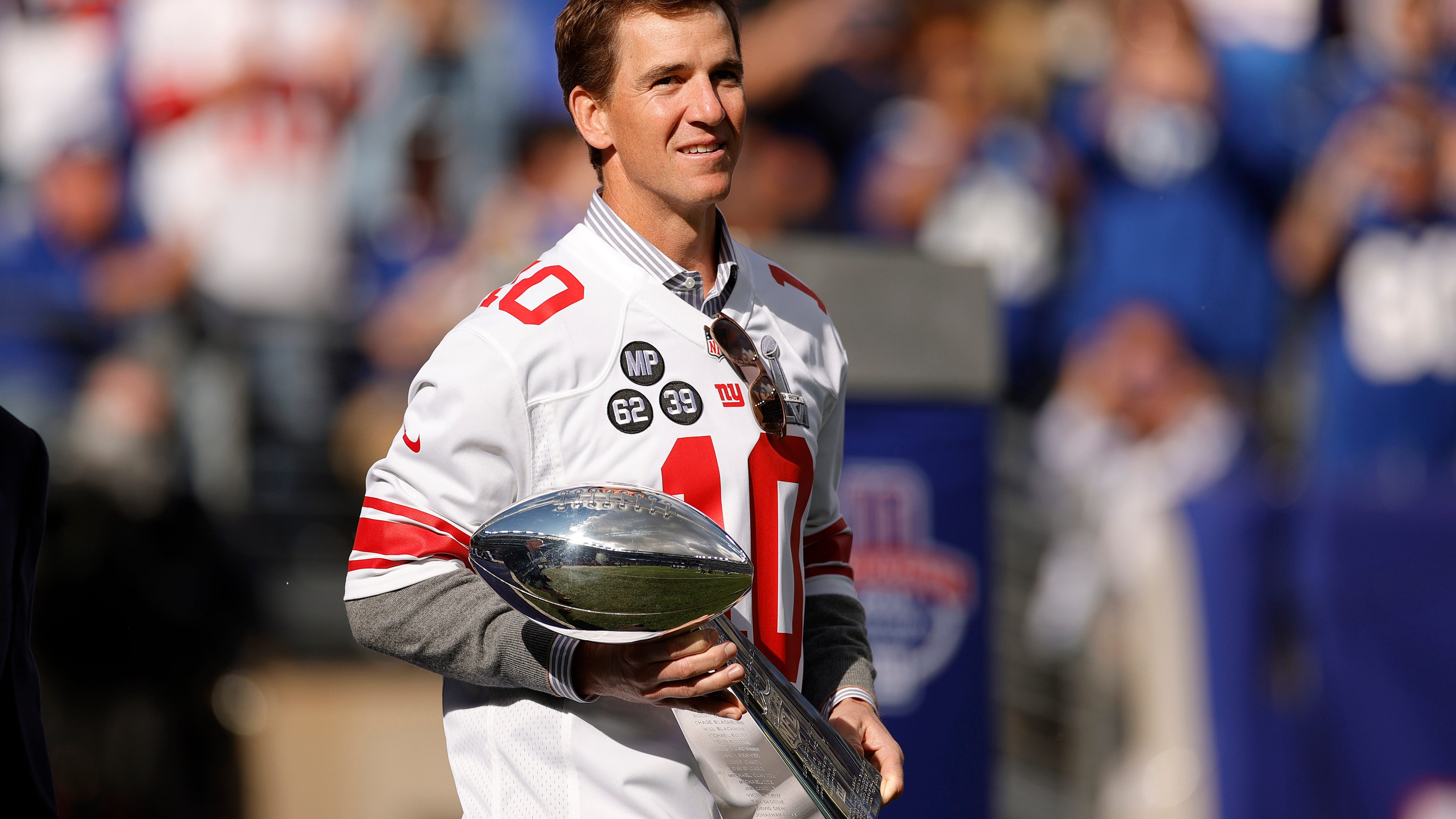 Eli Manning takes picture with fan wearing ‘Double Bird’ Giants jersey