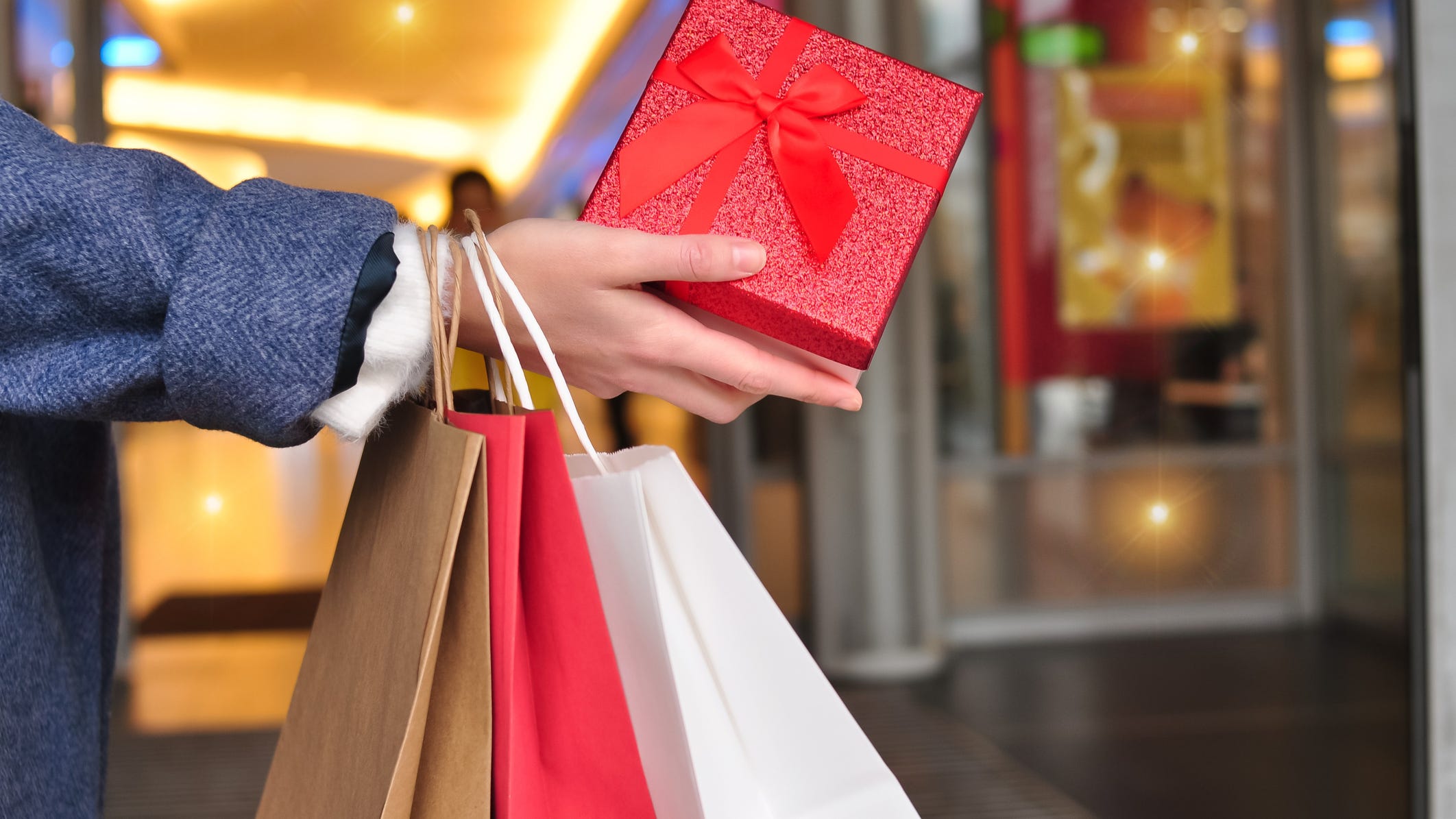Mall of America prepares for blizzard conditions and the last days of the holiday shopping season