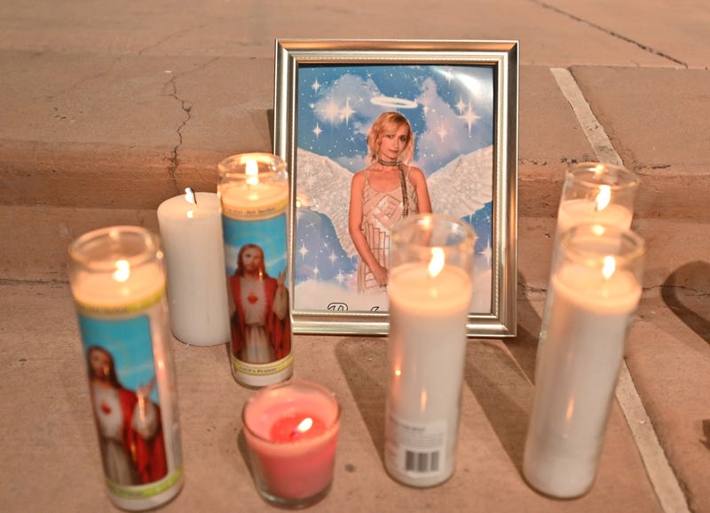 El Gremio Internacional de Cinematógrafos Local 600 organiza una vigilia a la luz de las velas en honor a la cinematógrafa Halyna Hutchins
