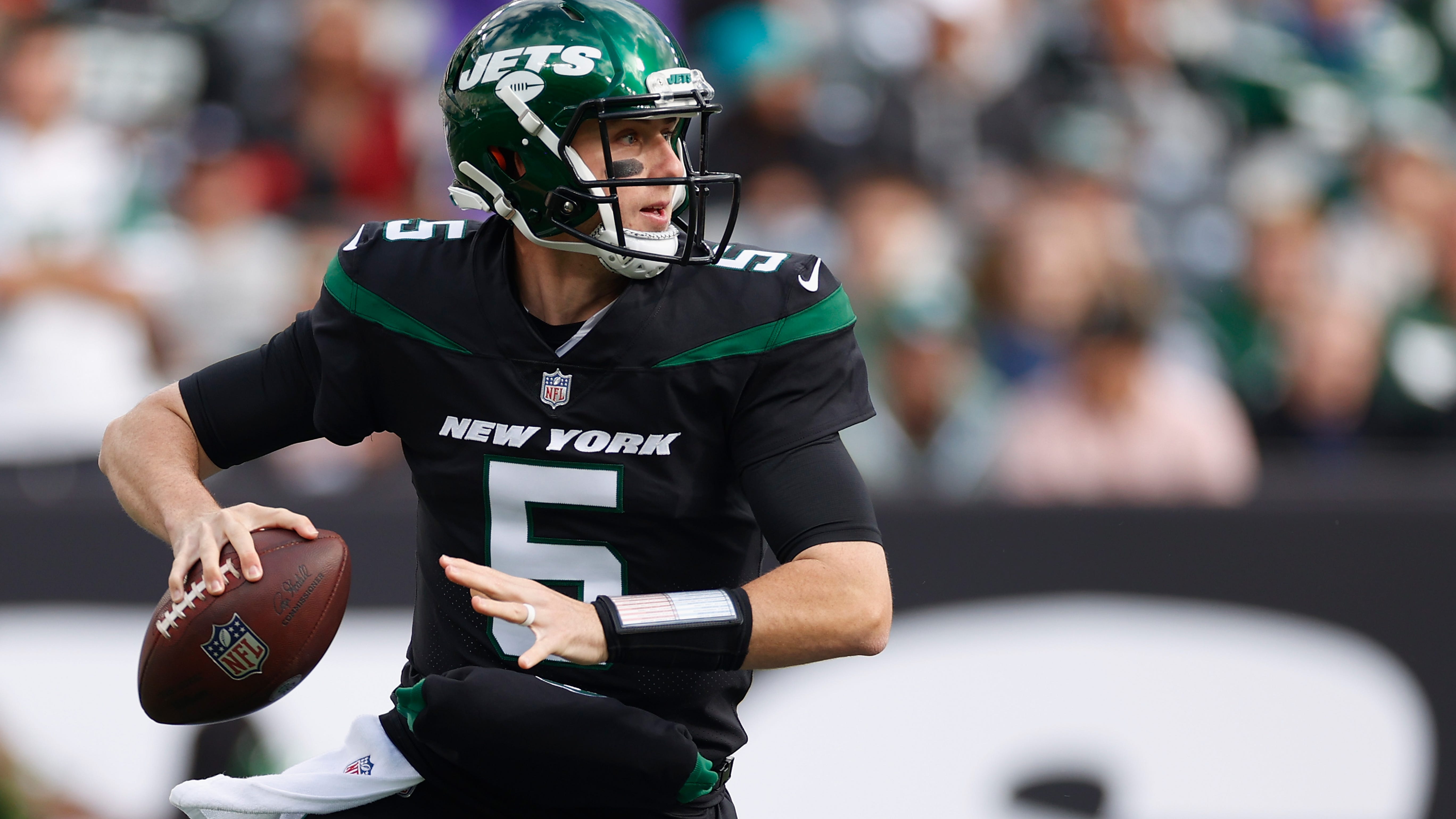 Jets' Mike White has head injury scare, but returns to game vs. Cincinnati