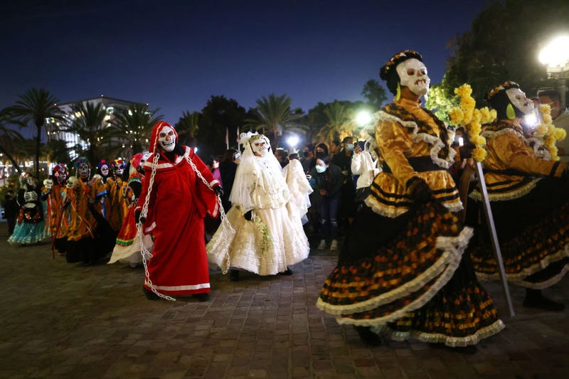 Crowds gather in Olvera Street to honor ancestors on Día de Los Muertos