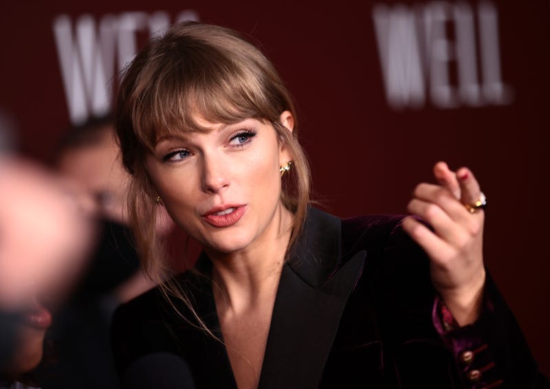 Taylor Swift pointing
