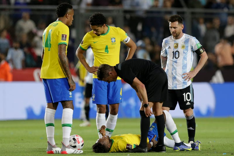 El árbitro Andrés Cunha ayuda a Fred de Brasil después de lesionarse durante un partido entre Argentina y Brasil como parte de los Clasificatorios de la Copa Mundial de la FIFA Qatar 2022 en el Estadio San Juan del Bicentenario el 16 de noviembre de 2021 en San Juan, Argentina.