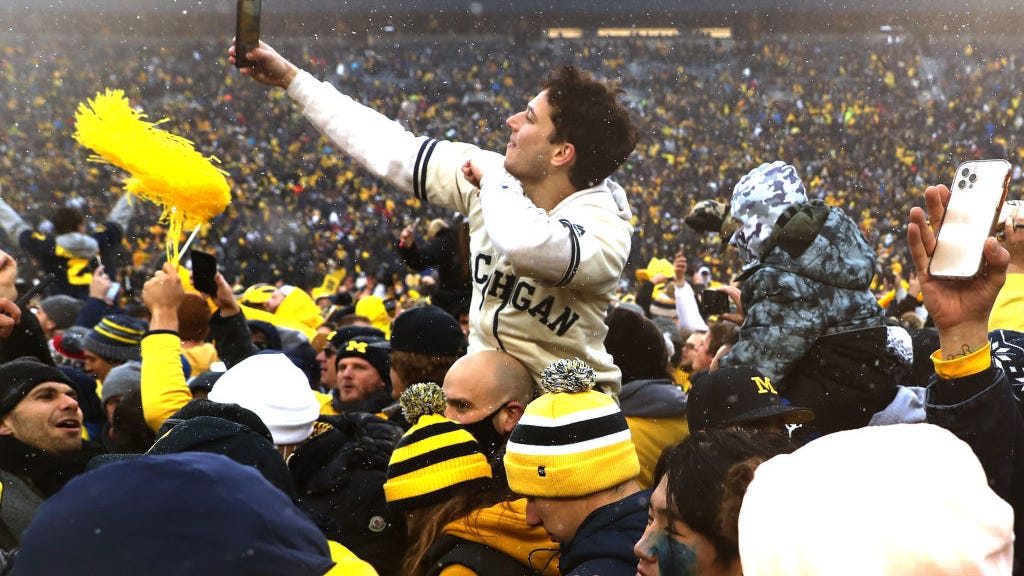 Michigan colleges could soon sell booze at sporting events under new bill