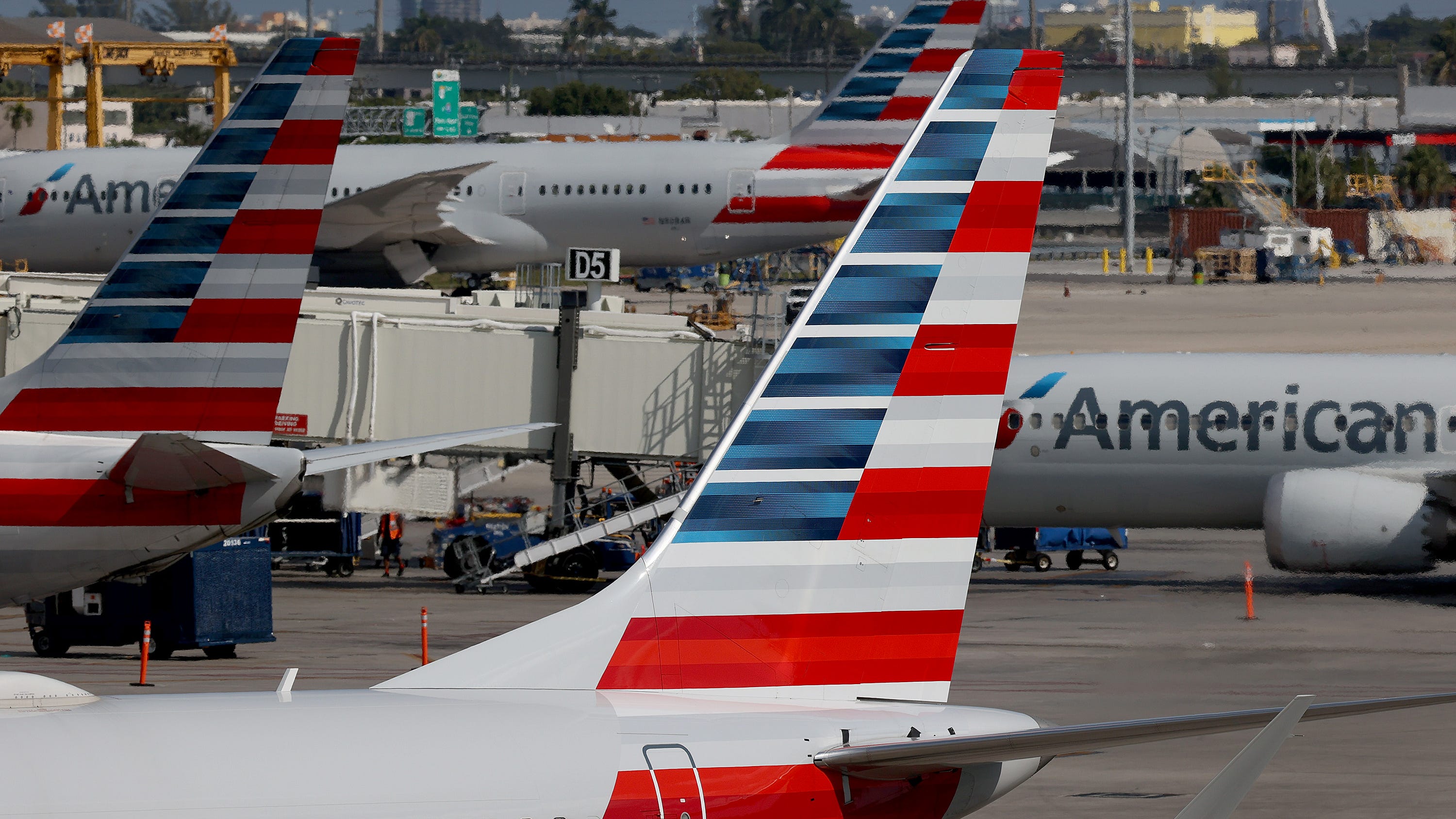 Despite pilot shortage, American Airlines predicts big revenues