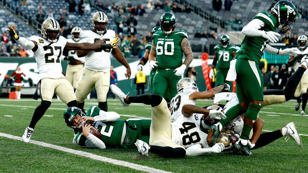 Demario Davis on bizarre fan tackle after Saints win over Jets: 'It could've been bad'