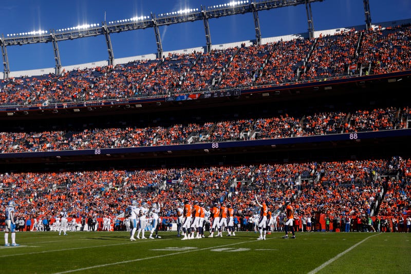 Broncos honor the memory of Demaryius Thomas