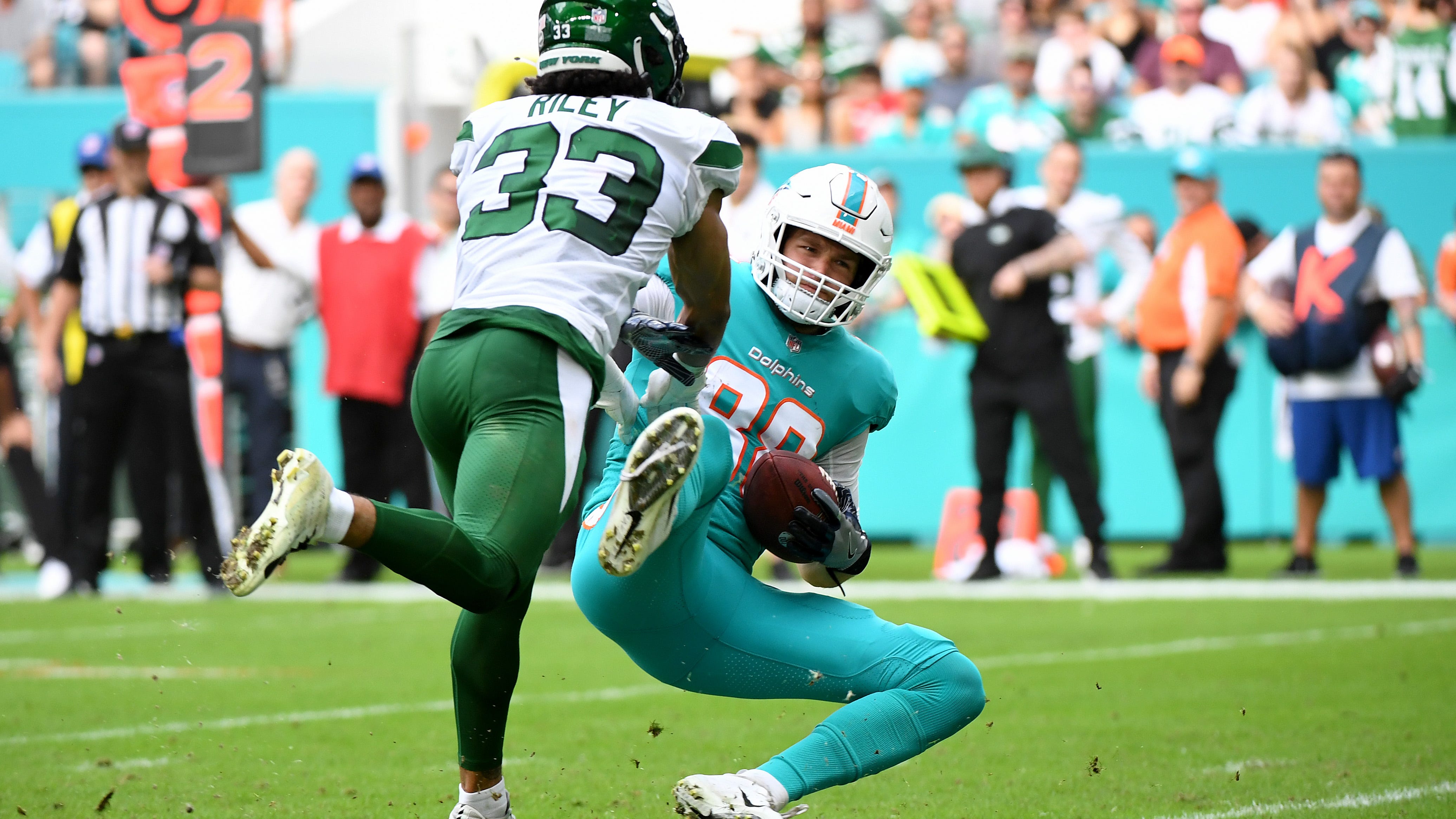 Jets' Elijah Riley carted off with neck injury after scary collision with teammate in Miami