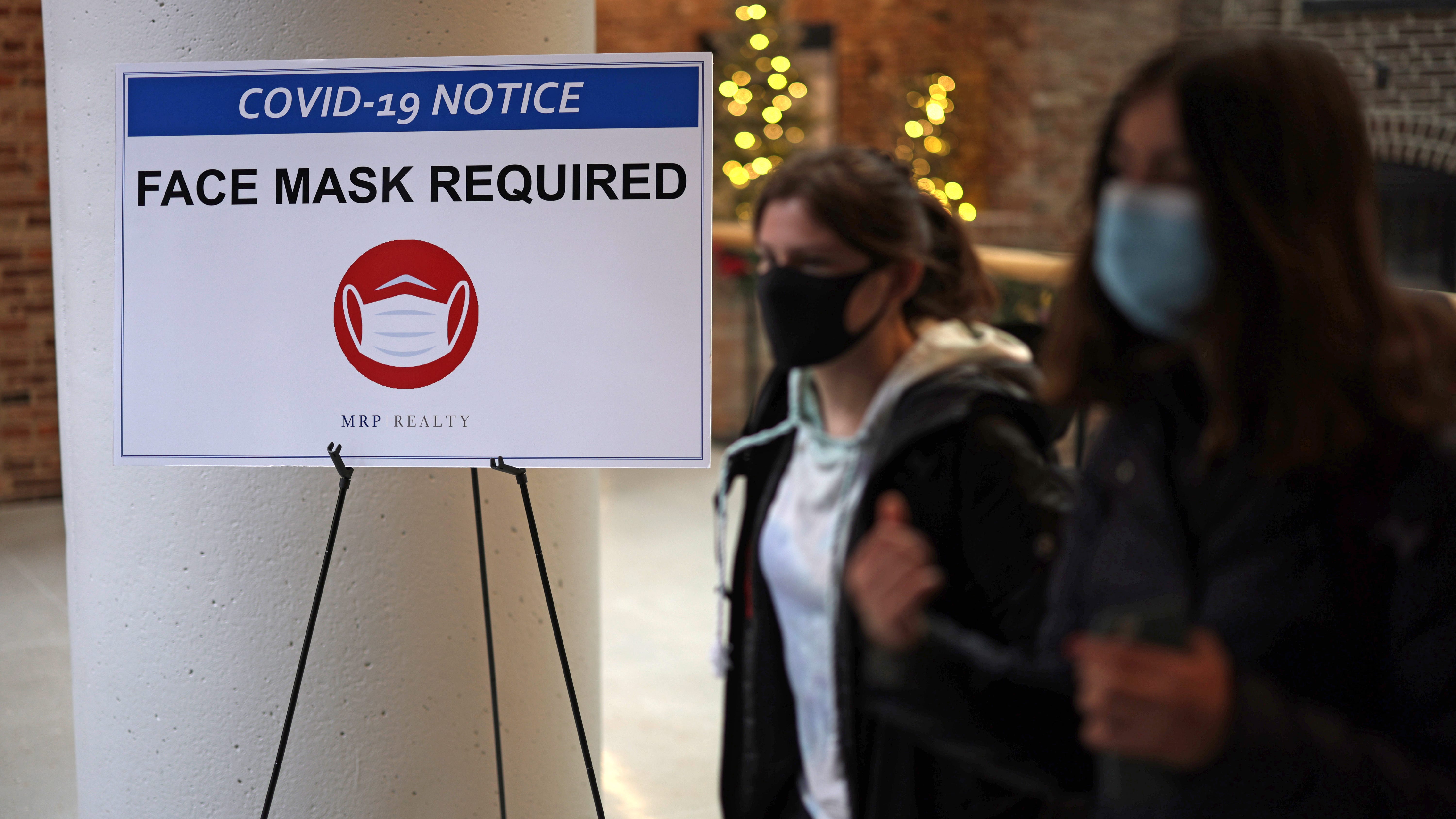 Judge temporarily restores New York's mask mandate