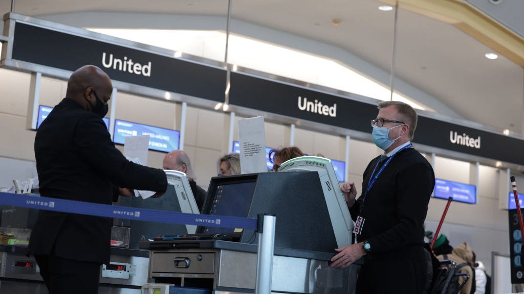 United Airlines says 3,000 workers have COVID