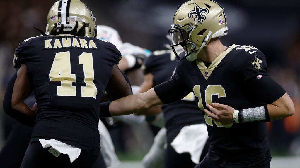 Watch: Alvin Kamara has towel stolen, then draws flag for pushing Dolphins defender