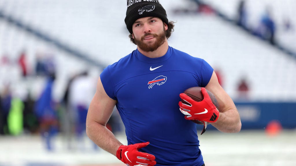 Bills TE Knox honors late brother after signing 4-year deal