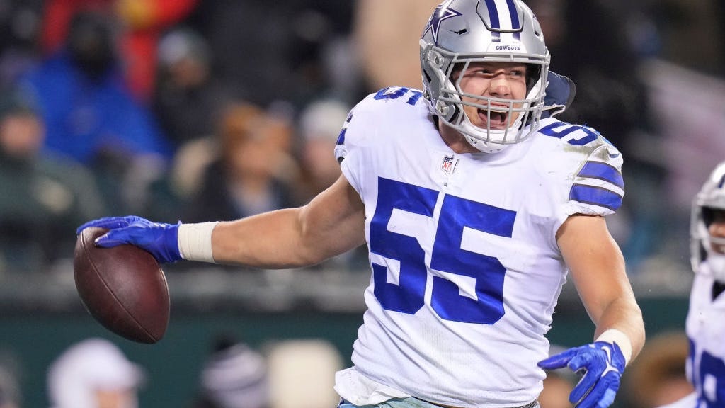 Video shows Cowboys LB Leighton Vander Esch hand-feeding a trout to a bear