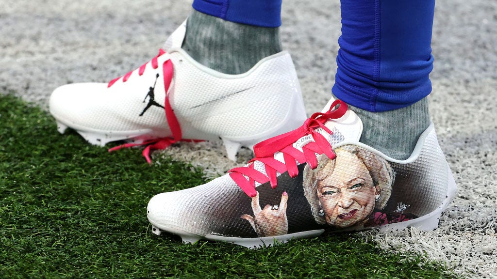 Stefon Diggs honors Betty White with awesome cleats