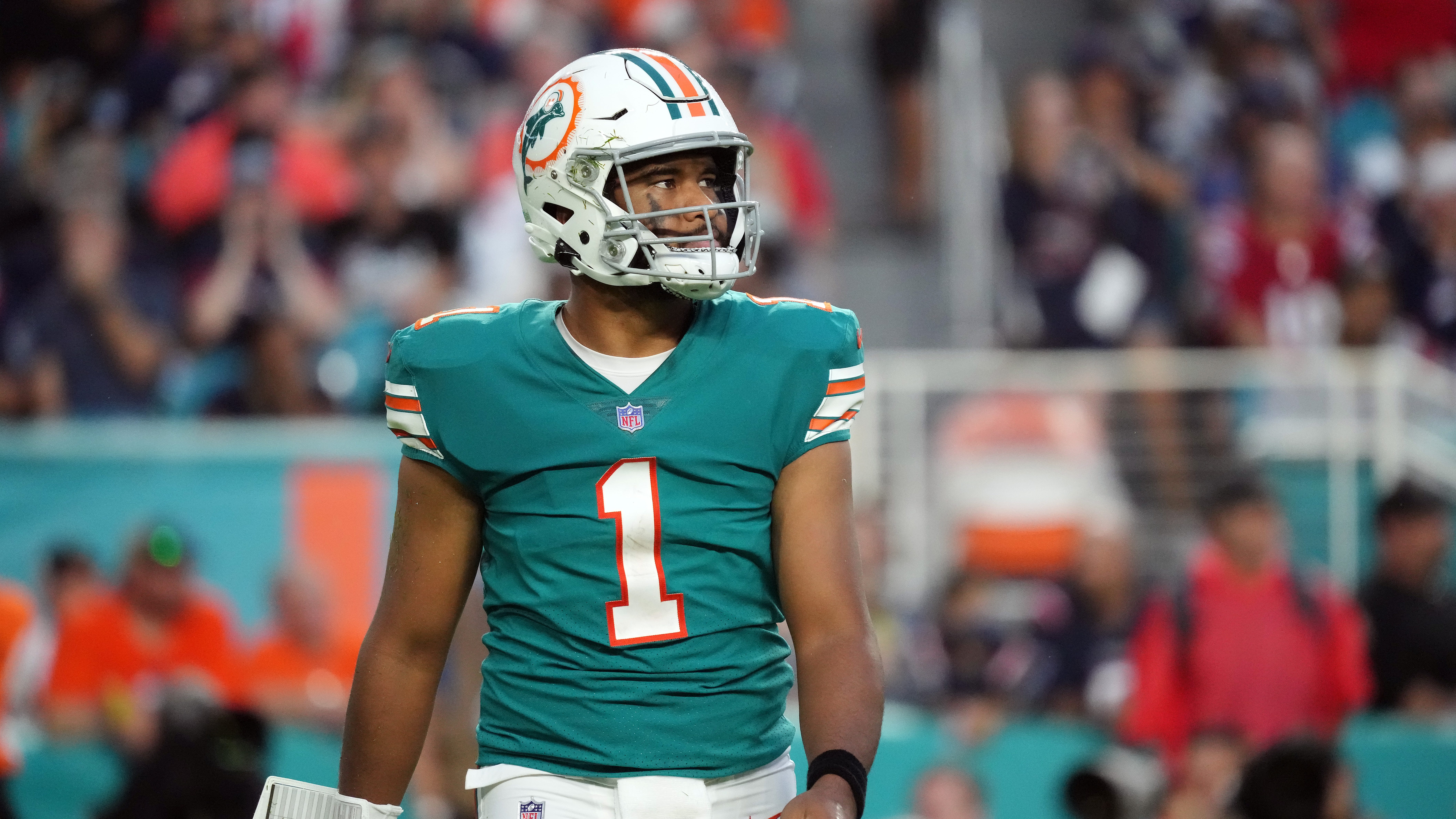Dolphins mocked for posting video of Tua Tagovailoa badly underthrowing Tyreek Hill